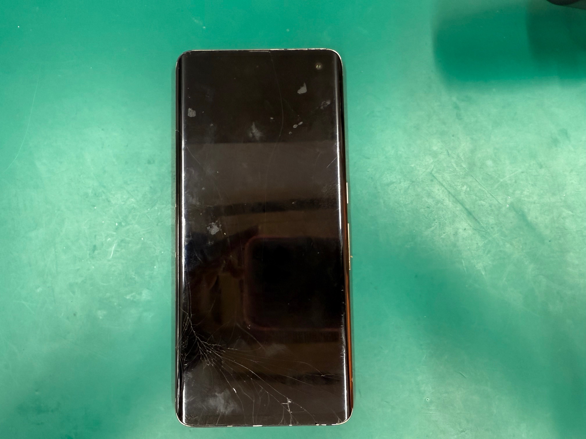 スマホの画面が真っ暗😥？長崎県長崎市内でiPhone・Androidを即日で